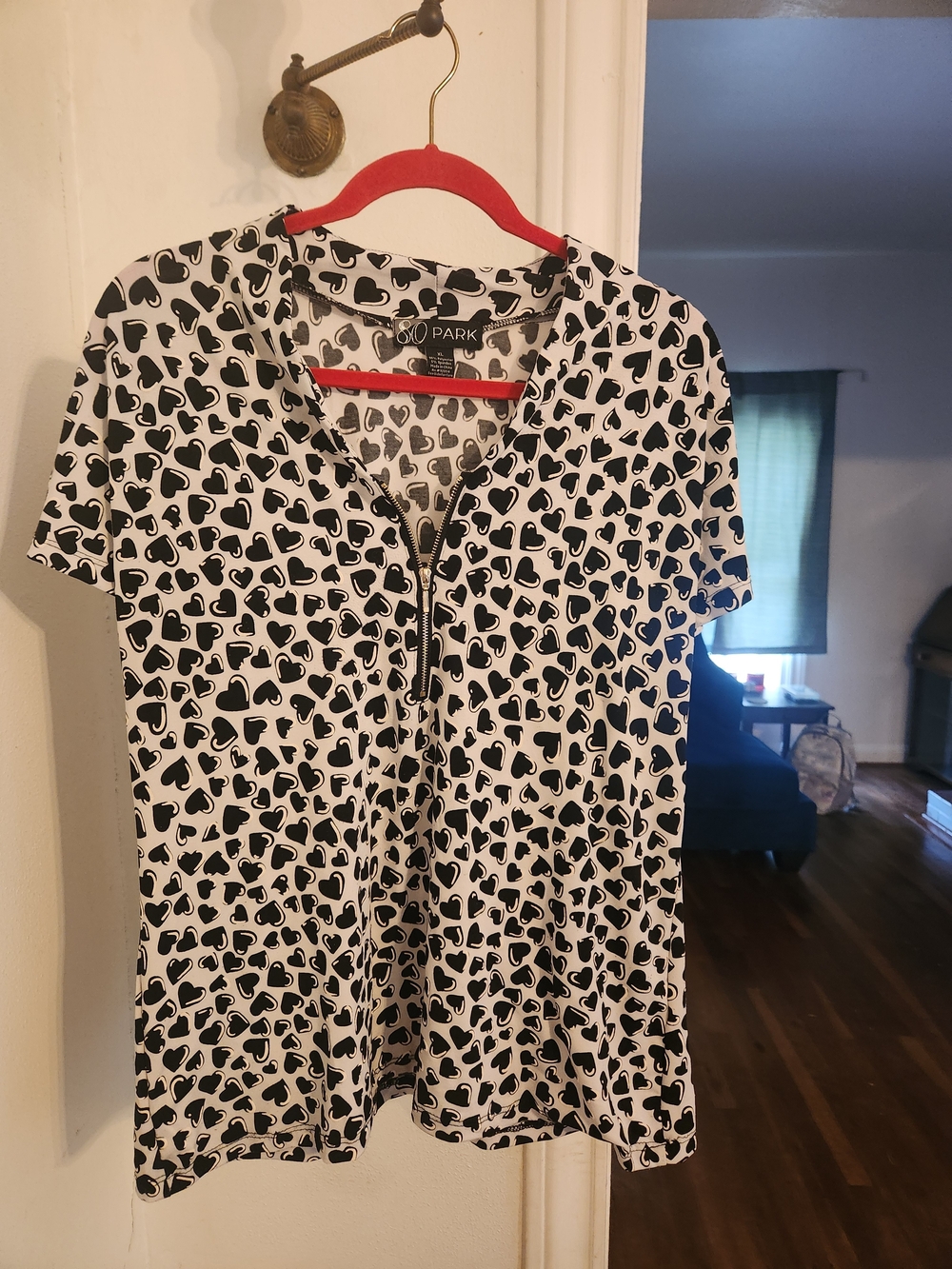 SO PARK Black & White Heart Zip-Front Short Sleeve Tee